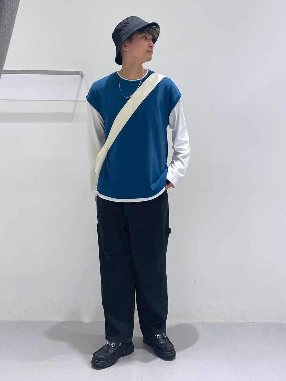 ブラック系のローファー、ベージュ系のショルダーバッグ、ブルー系のTシャツ/カットソーを着用したメンズの夏コーディネートの2枚目の写真