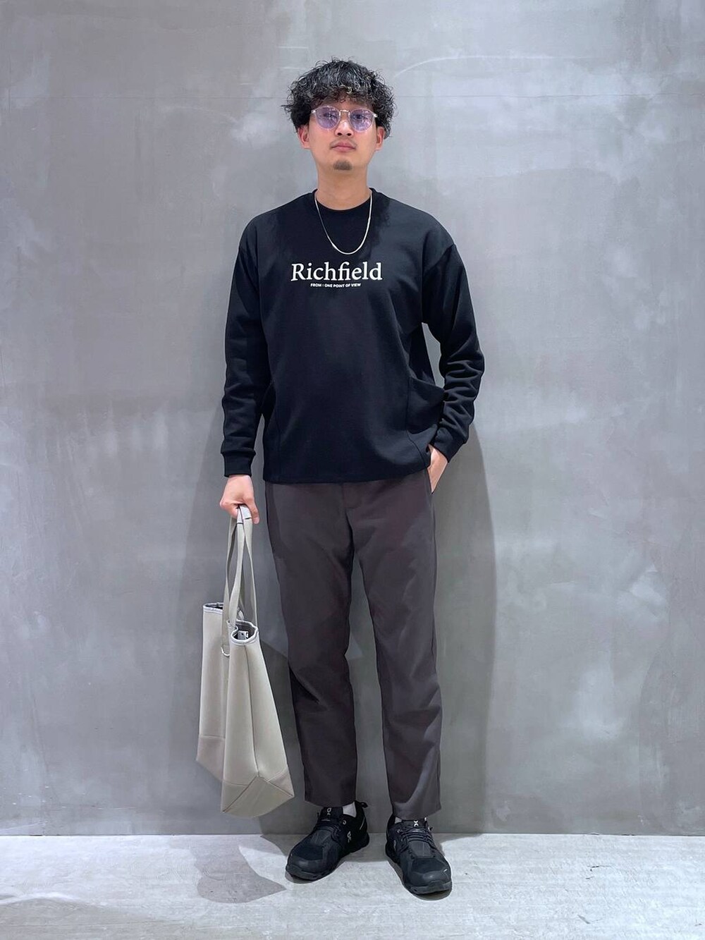 グレー系のその他パンツ、ブラック系のTシャツ/カットソー、グレー系のトートバッグを着用したメンズの冬コーディネートの4枚目の写真