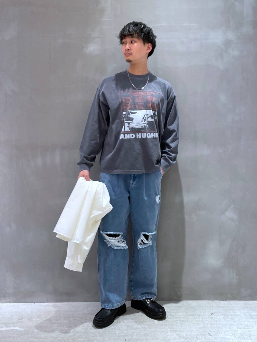 ブラック系のローファー、ブルー系のデニムパンツ、ホワイト系のシャツ/ブラウスを着用したメンズの冬コーディネートの2枚目の写真