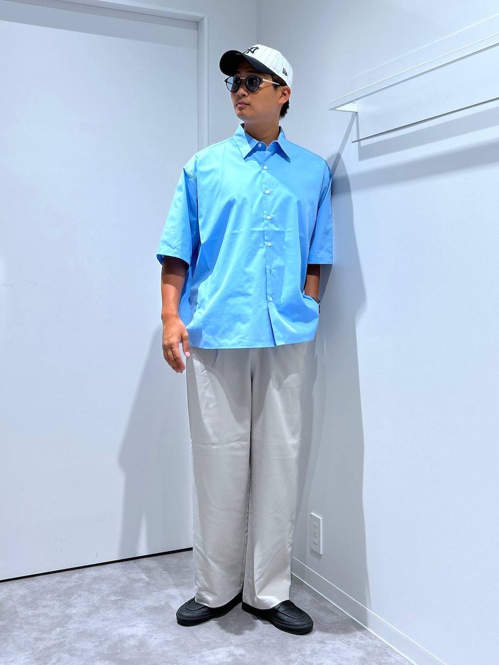 ブルー系のシャツ/ブラウス、ベージュ系のその他パンツ、ブラック系のサングラスを着用したメンズの夏コーディネートの2枚目の写真