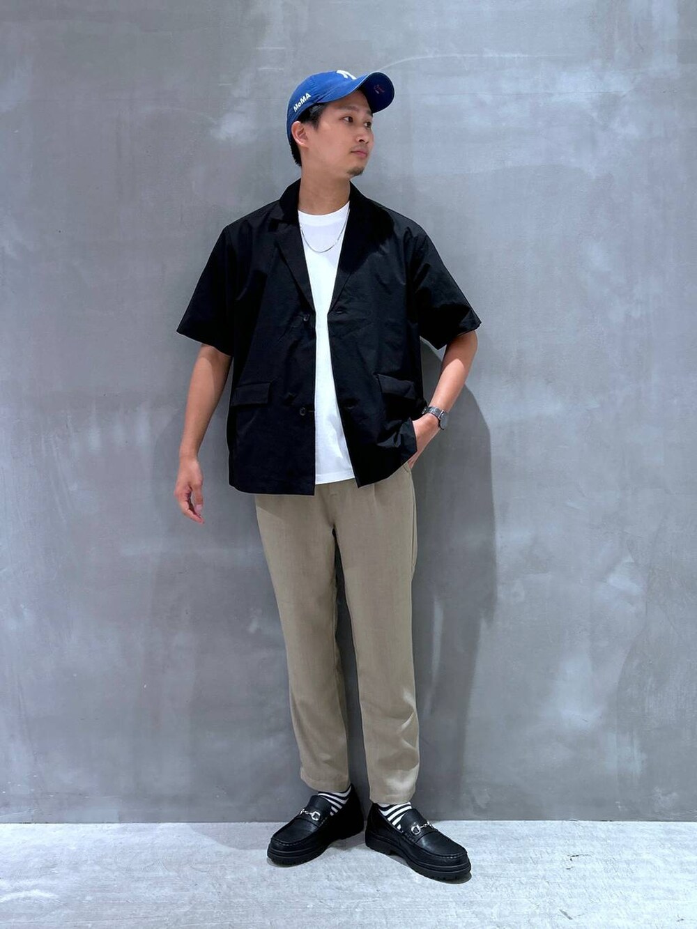 ホワイト系のTシャツ/カットソー、ブラック系のローファー、ベージュ系のその他パンツを着用したメンズの夏コーディネートの2枚目の写真
