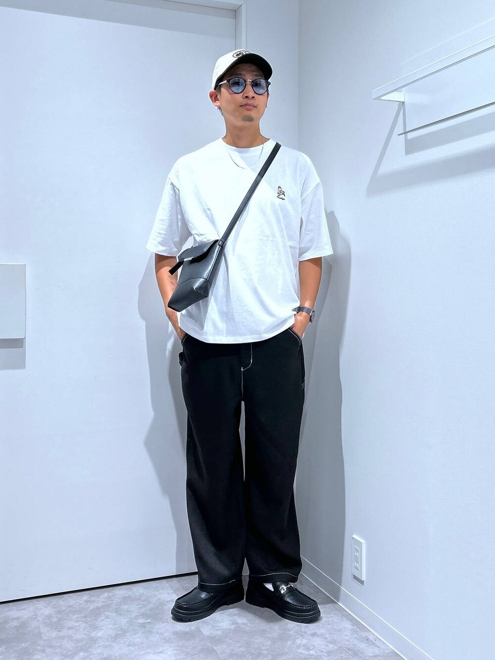 ブラック系のローファー、ブラック系のショルダーバッグ、ブラック系のその他パンツを着用したメンズの春コーディネートの2枚目の写真