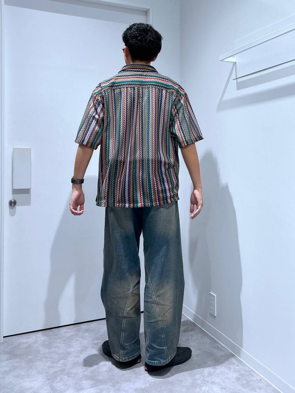 ブルー系のデニムパンツ、ホワイト系のTシャツ/カットソー、グリーン系のシャツ/ブラウスを着用したメンズの春コーディネートの3枚目の写真