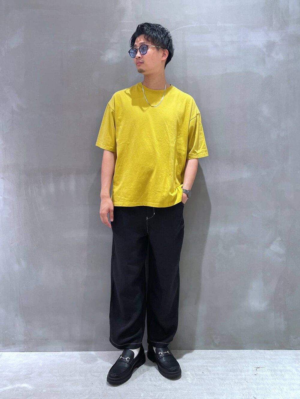 ブラック系のその他パンツ、ブラック系のローファー、イエロー系のTシャツ/カットソーを着用したメンズの春コーディネートの2枚目の写真