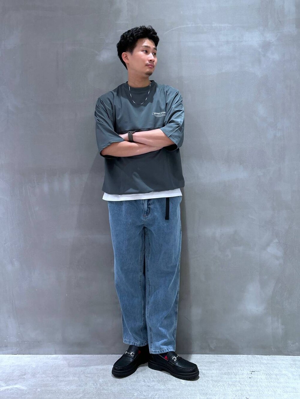 グリーン系のTシャツ/カットソー、ホワイト系のTシャツ/カットソー、ブルー系のデニムパンツを着用したメンズの夏コーディネートの2枚目の写真