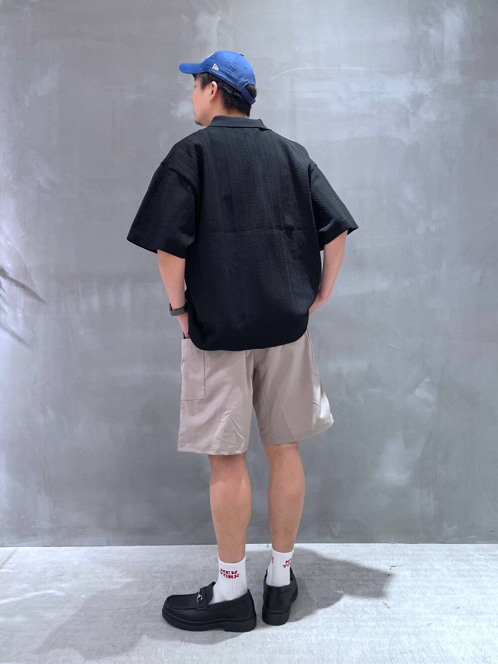 ブラック系のニット/セーター、ホワイト系のTシャツ/カットソー、グレー系のシャツ/ブラウスを着用したメンズの春コーディネートの3枚目の写真