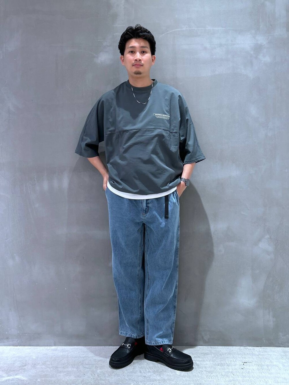 グリーン系のTシャツ/カットソー、ホワイト系のTシャツ/カットソー、ブルー系のデニムパンツを着用したメンズの夏コーディネートの4枚目の写真