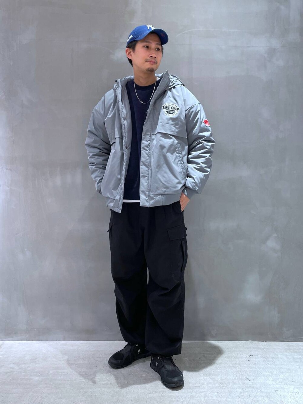 ブラック系のカーゴパンツ、ブルー系のその他トップスを着用したメンズの冬コーディネートの4枚目の写真