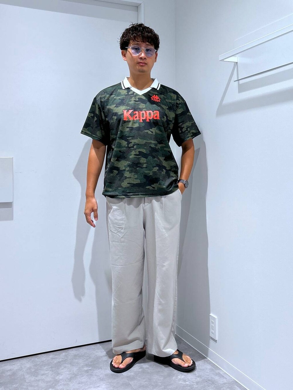 ベージュ系のその他パンツ、ブラック系のサンダル、ブルー系のサングラスを着用したメンズの夏コーディネートの3枚目の写真