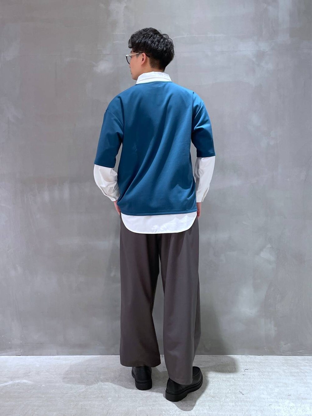 ブラック系のローファー、グレー系のその他パンツ、ホワイト系のシャツ/ブラウスを着用したメンズの春コーディネートの3枚目の写真