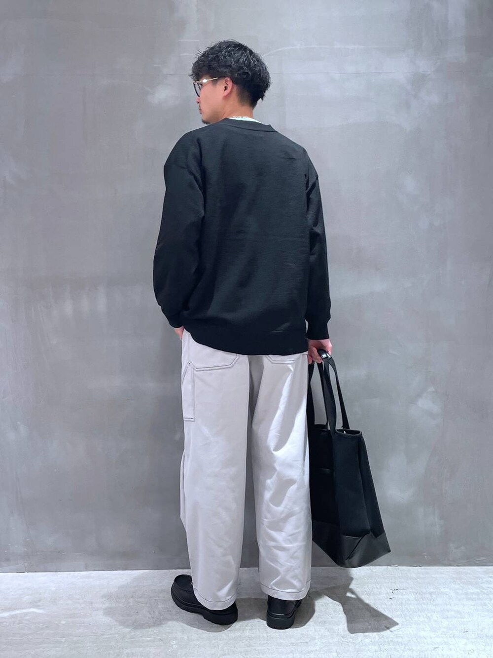 グレー系のその他パンツ、ブラック系のローファー、ブラック系のカーディガン/ボレロを着用したメンズの冬コーディネートの3枚目の写真