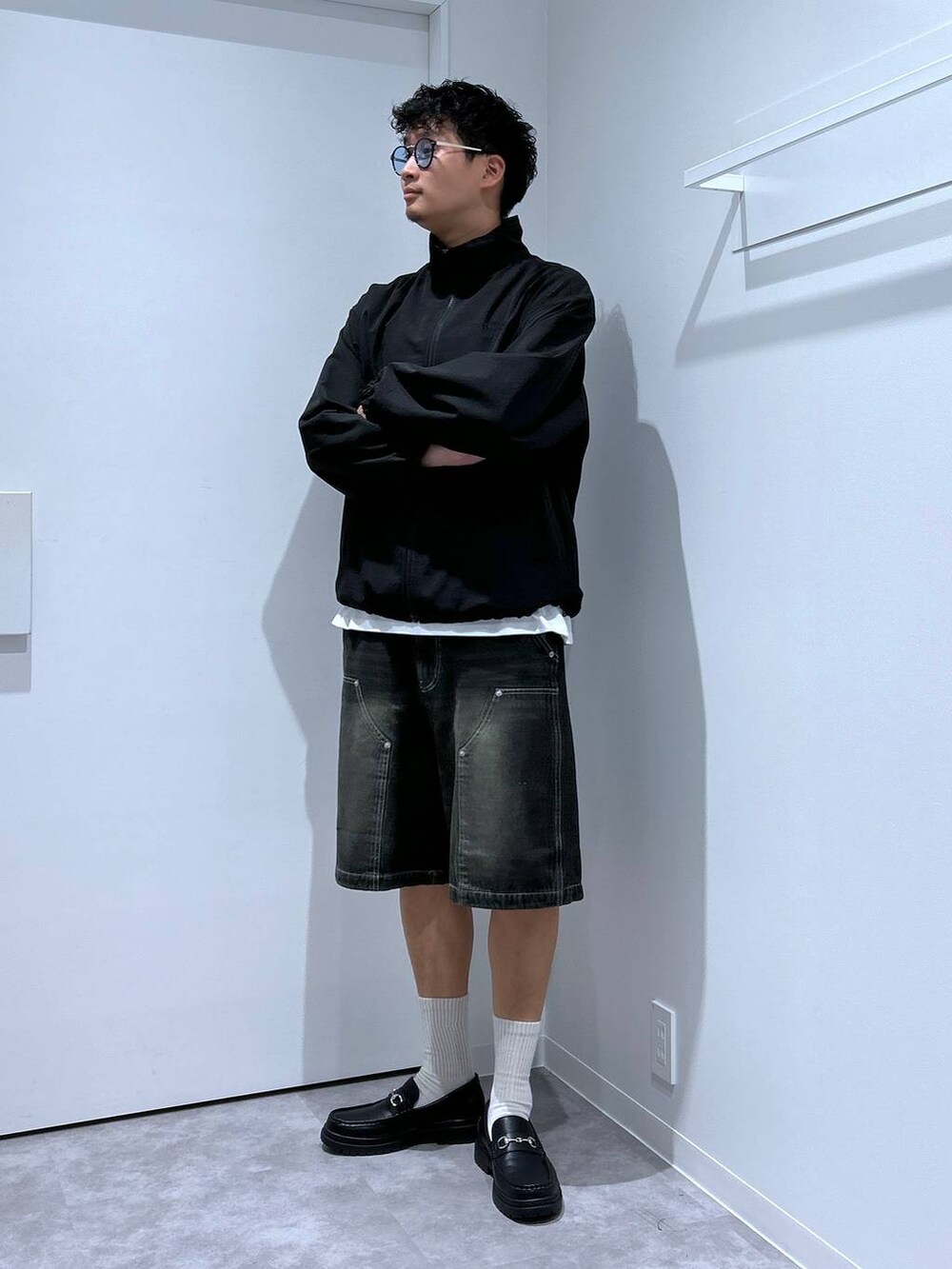 ブラック系のローファー、ブラック系のブルゾン、ブラック系のデニムパンツを着用したメンズの春コーディネートの2枚目の写真