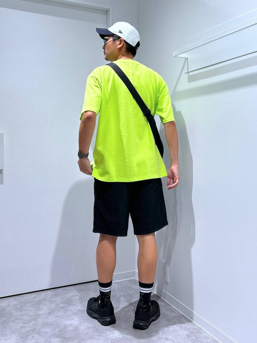 ブラック系のスニーカー、ブラック系のその他パンツ、イエロー系のTシャツ/カットソーを着用したメンズの春コーディネートの2枚目の写真