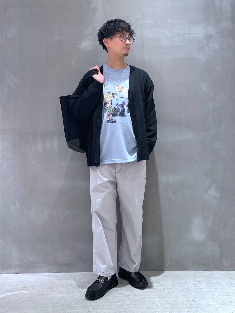 グレー系のその他パンツ、ブラック系のローファー、ブラック系のカーディガン/ボレロを着用したメンズの冬コーディネートの5枚目の写真