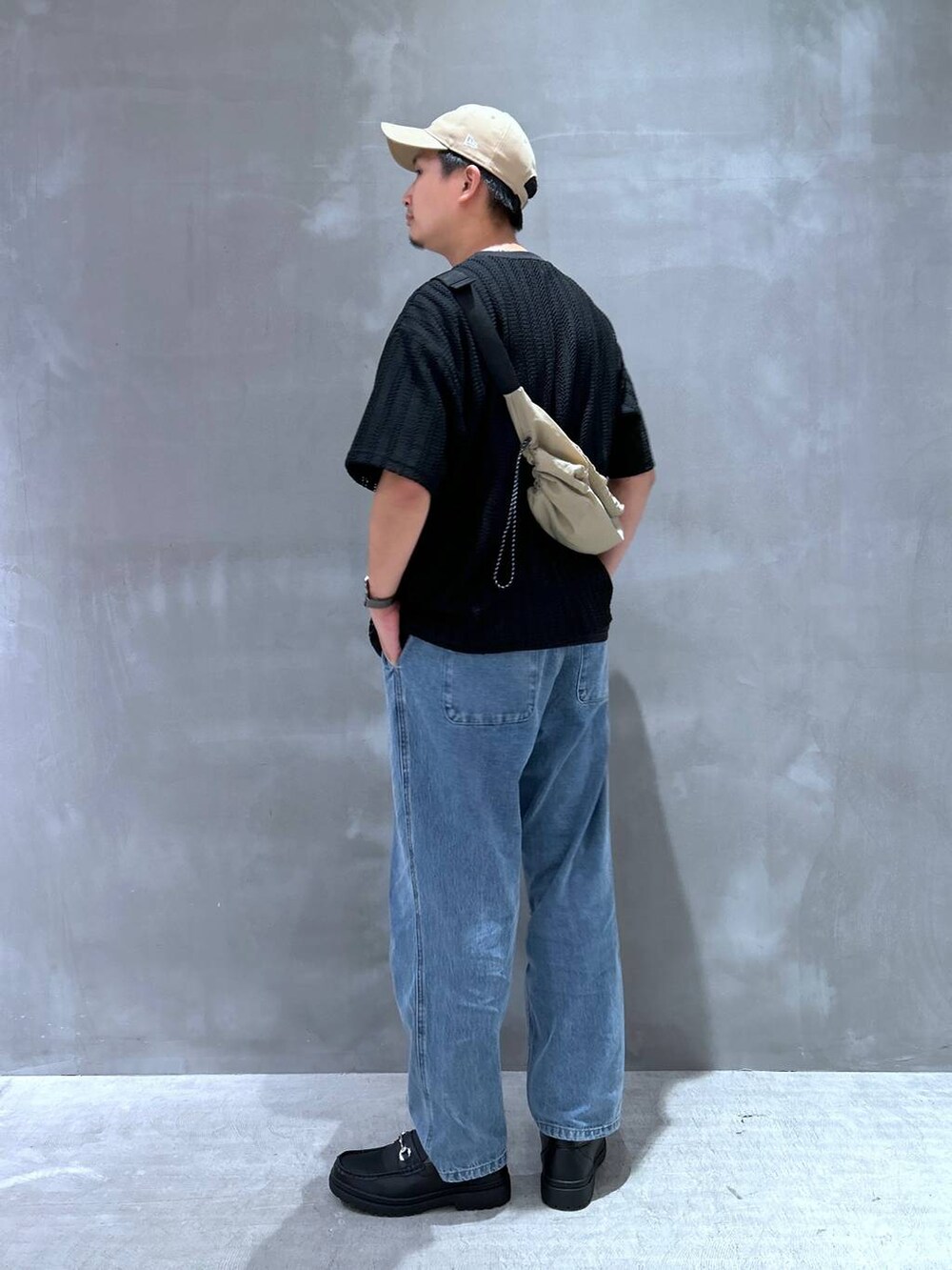 グレー系のショルダーバッグ、ブラック系のローファー、ブラック系のTシャツ/カットソーを着用したメンズの夏コーディネートの2枚目の写真