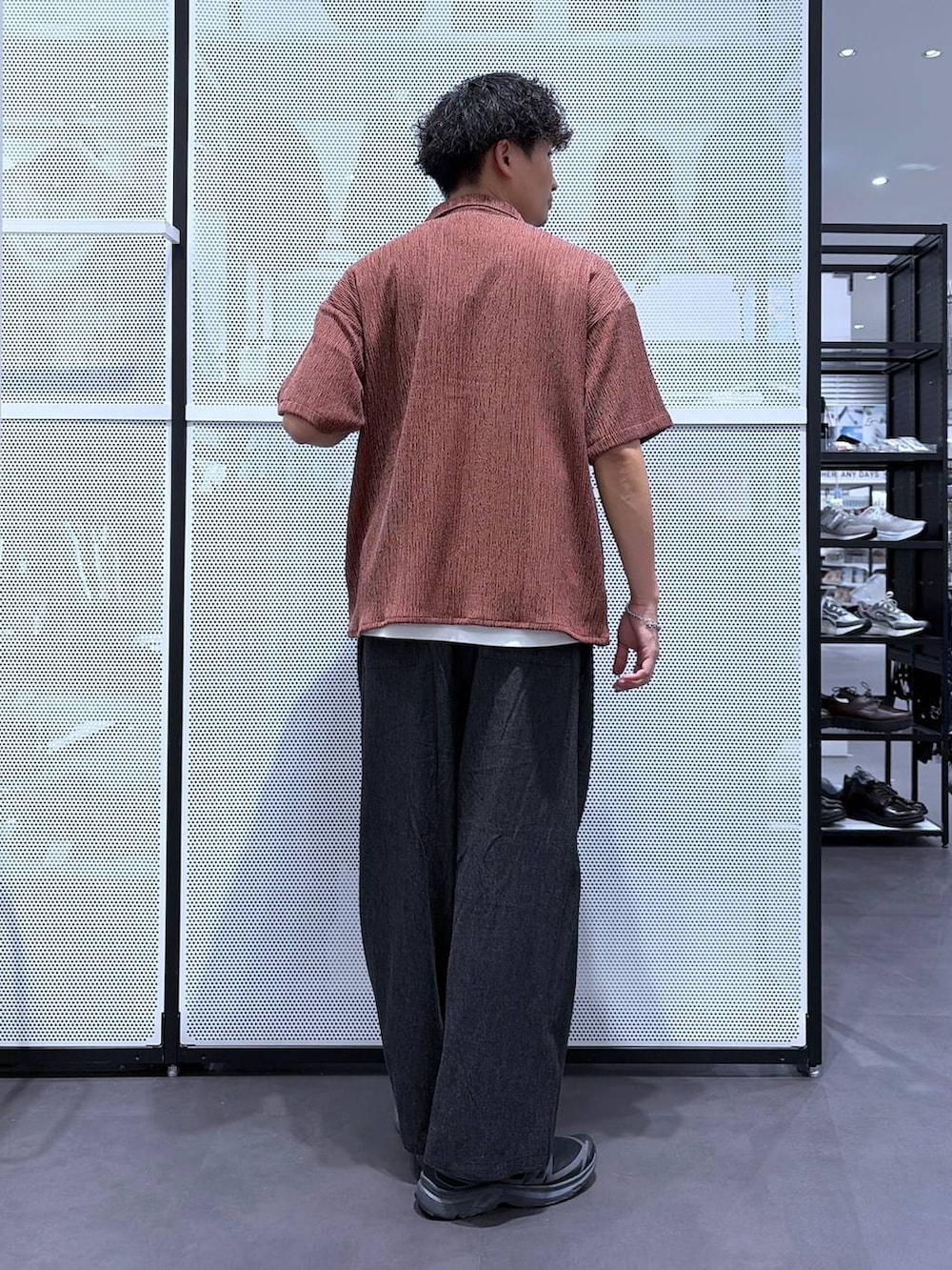 ホワイト系のタンクトップ、レッド系のシャツ/ブラウス、ブラック系のデニムパンツを着用したメンズの夏コーディネートの4枚目の写真