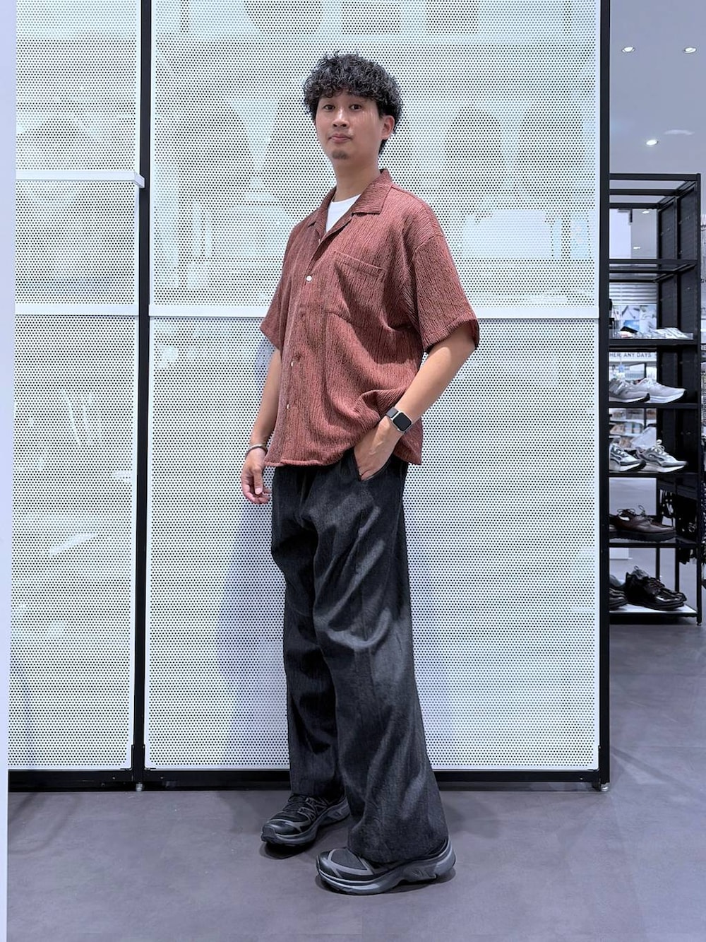 ホワイト系のタンクトップ、レッド系のシャツ/ブラウス、ブラック系のデニムパンツを着用したメンズの夏コーディネートの3枚目の写真