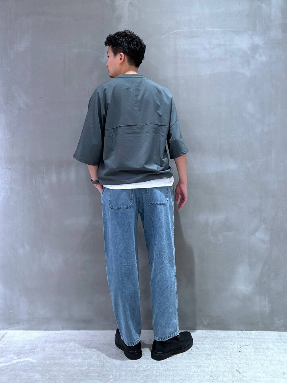 グリーン系のTシャツ/カットソー、ホワイト系のTシャツ/カットソー、ブルー系のデニムパンツを着用したメンズの夏コーディネートの3枚目の写真