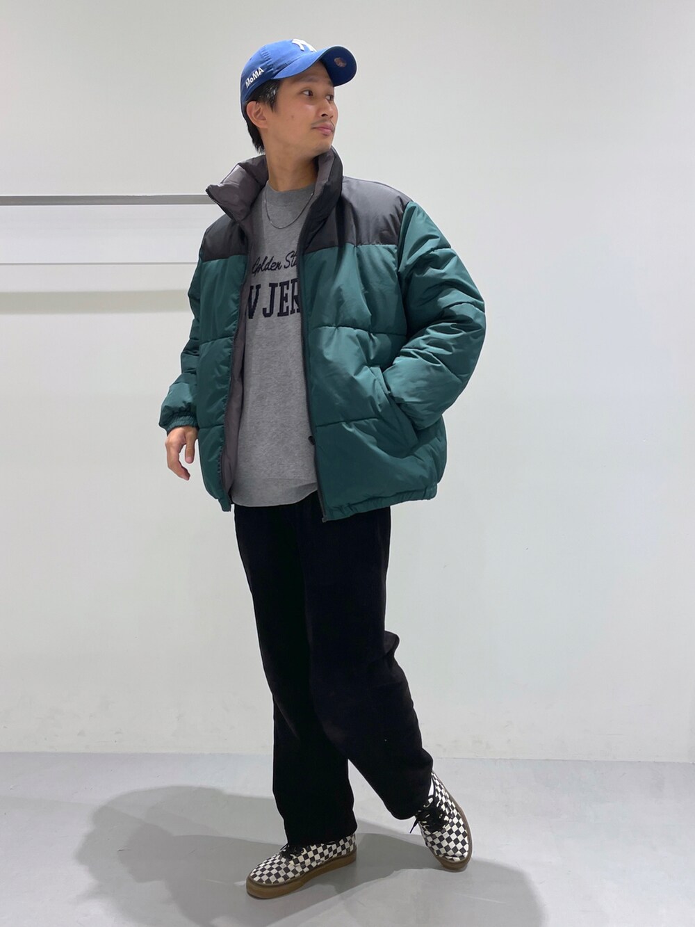 グリーン系のブルゾン、ブラック系のその他パンツ、グレー系のニット/セーターを着用したメンズの冬コーディネートの3枚目の写真