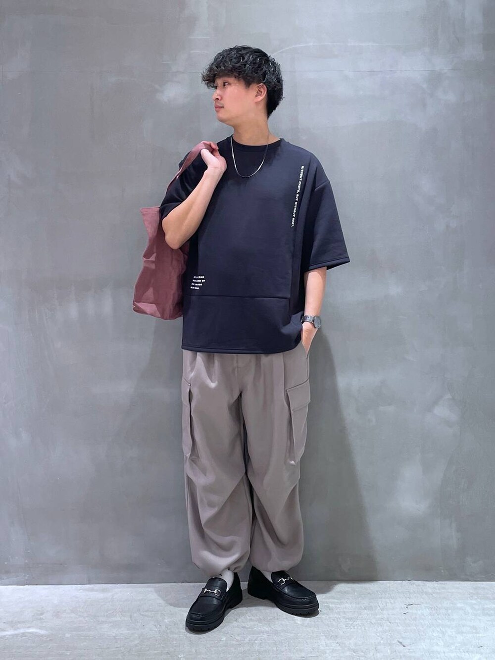 ブラック系のローファー、ブラック系のTシャツ/カットソー、その他のトートバッグを着用したメンズの春コーディネートの4枚目の写真