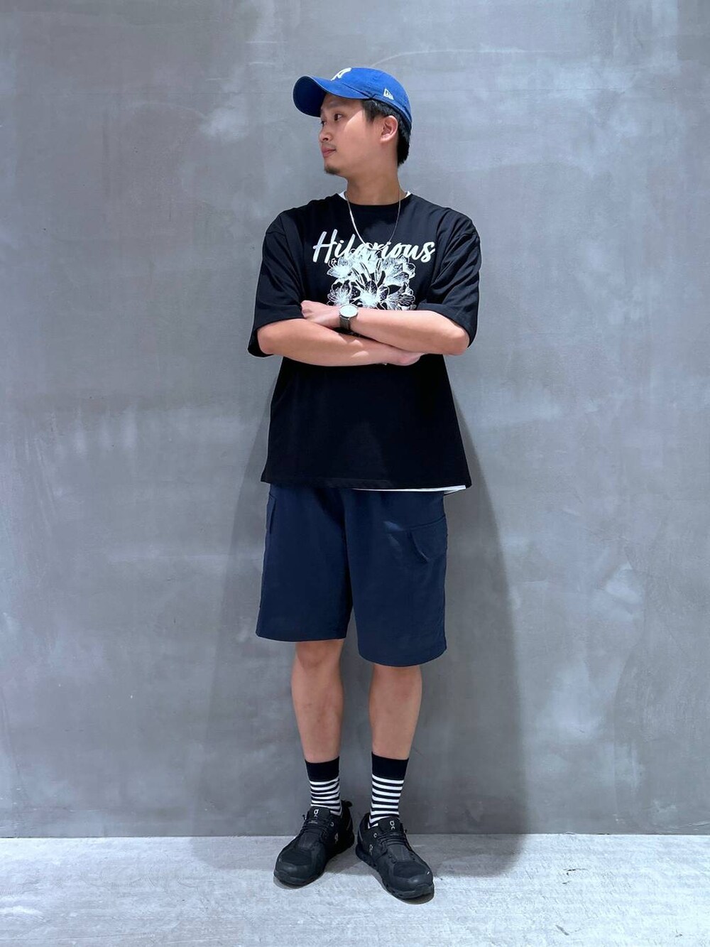 ホワイト系のTシャツ/カットソー、ブラック系のTシャツ/カットソー、ブルー系のその他パンツを着用したメンズの夏コーディネートの2枚目の写真