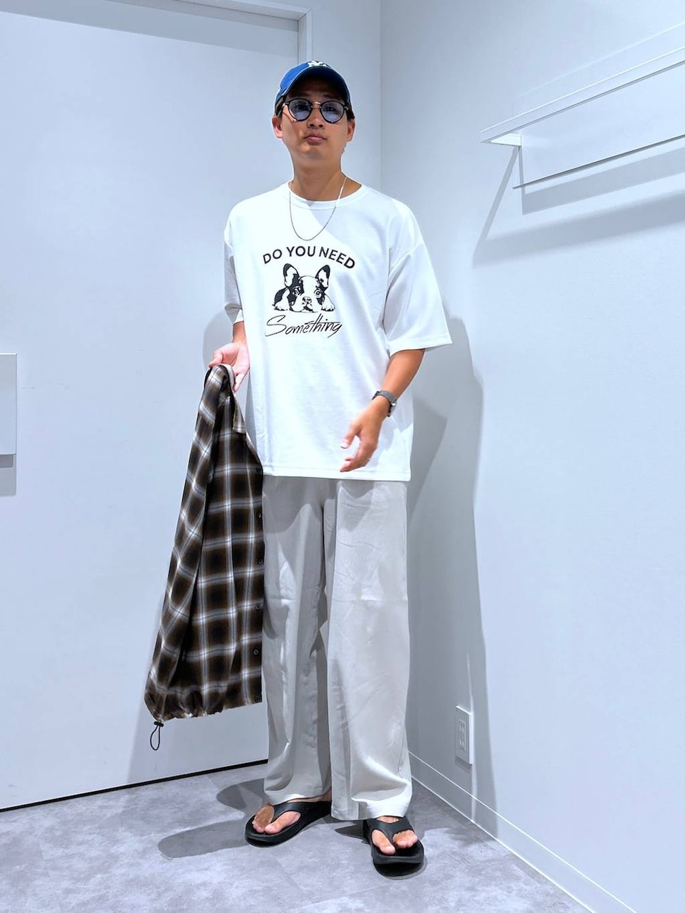 ホワイト系のTシャツ/カットソー、ベージュ系のその他パンツ、ブラウン系のシャツ/ブラウスを着用したメンズの夏コーディネートの5枚目の写真