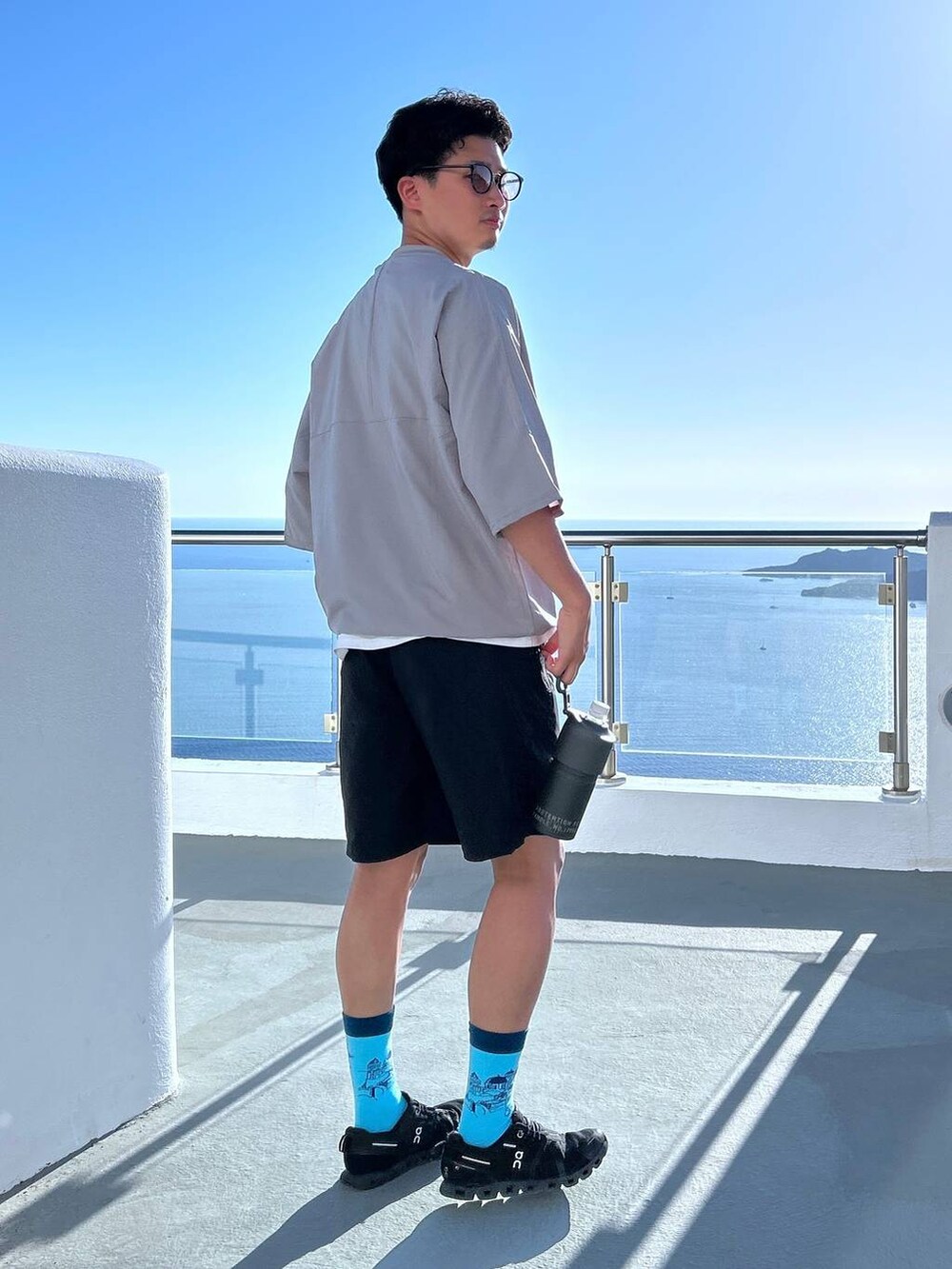 グレー系のTシャツ/カットソー、ホワイト系のTシャツ/カットソー、ブラック系のその他パンツを着用したメンズの夏コーディネートの3枚目の写真