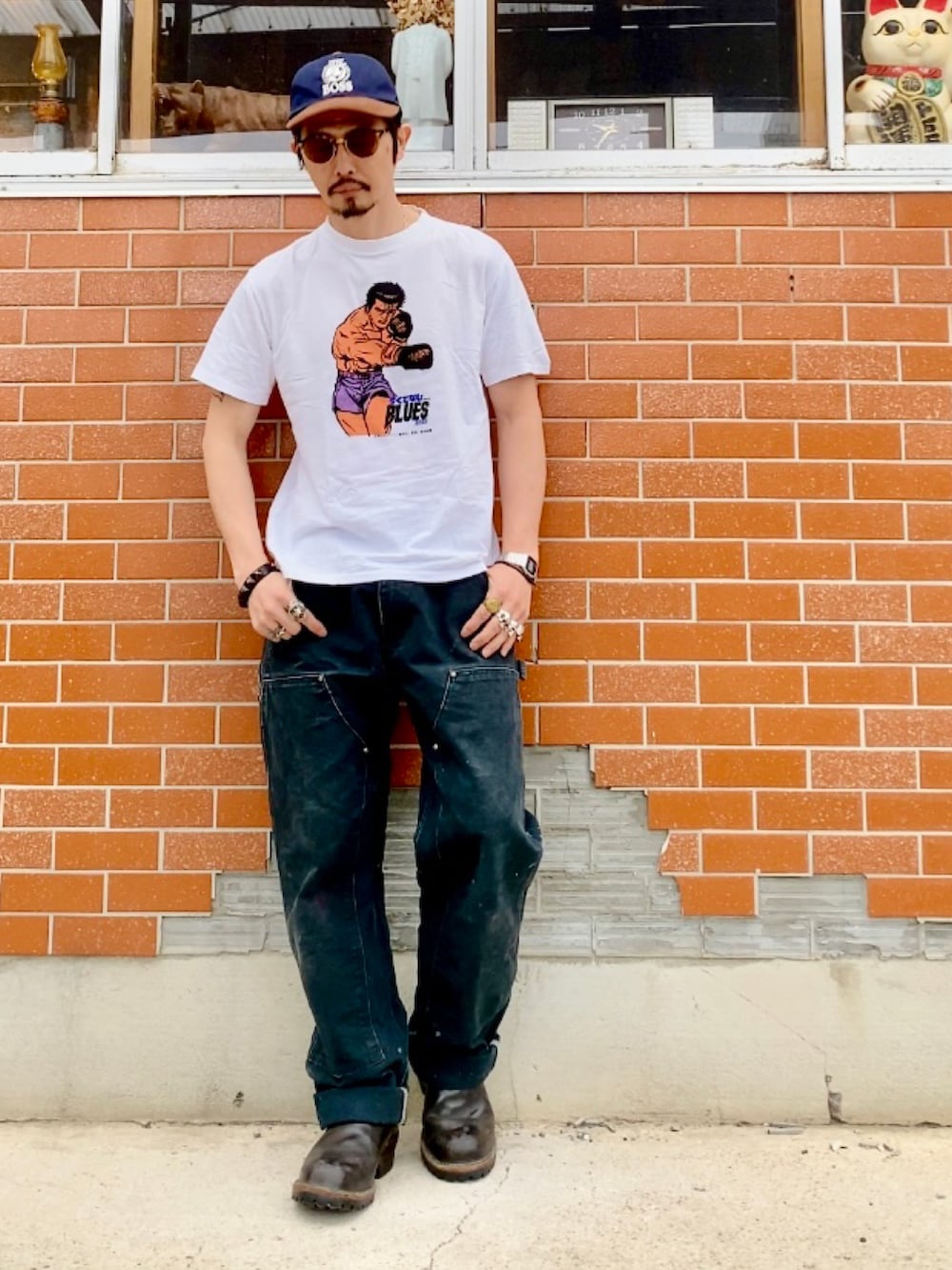 ブルー系のデニムジャケット、ホワイト系のTシャツ/カットソー、ブラック系のその他パンツを着用したメンズの夏コーディネートの5枚目の写真