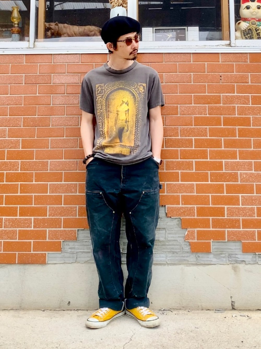 グレー系のTシャツ/カットソー、ブラック系のその他パンツ、イエロー系のスニーカーを着用したメンズの夏コーディネートの2枚目の写真