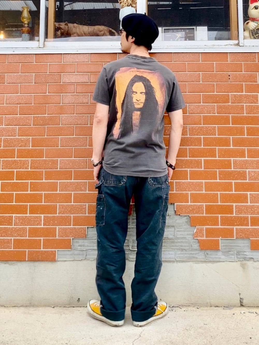 グレー系のTシャツ/カットソー、ブラック系のその他パンツ、イエロー系のスニーカーを着用したメンズの夏コーディネートの4枚目の写真