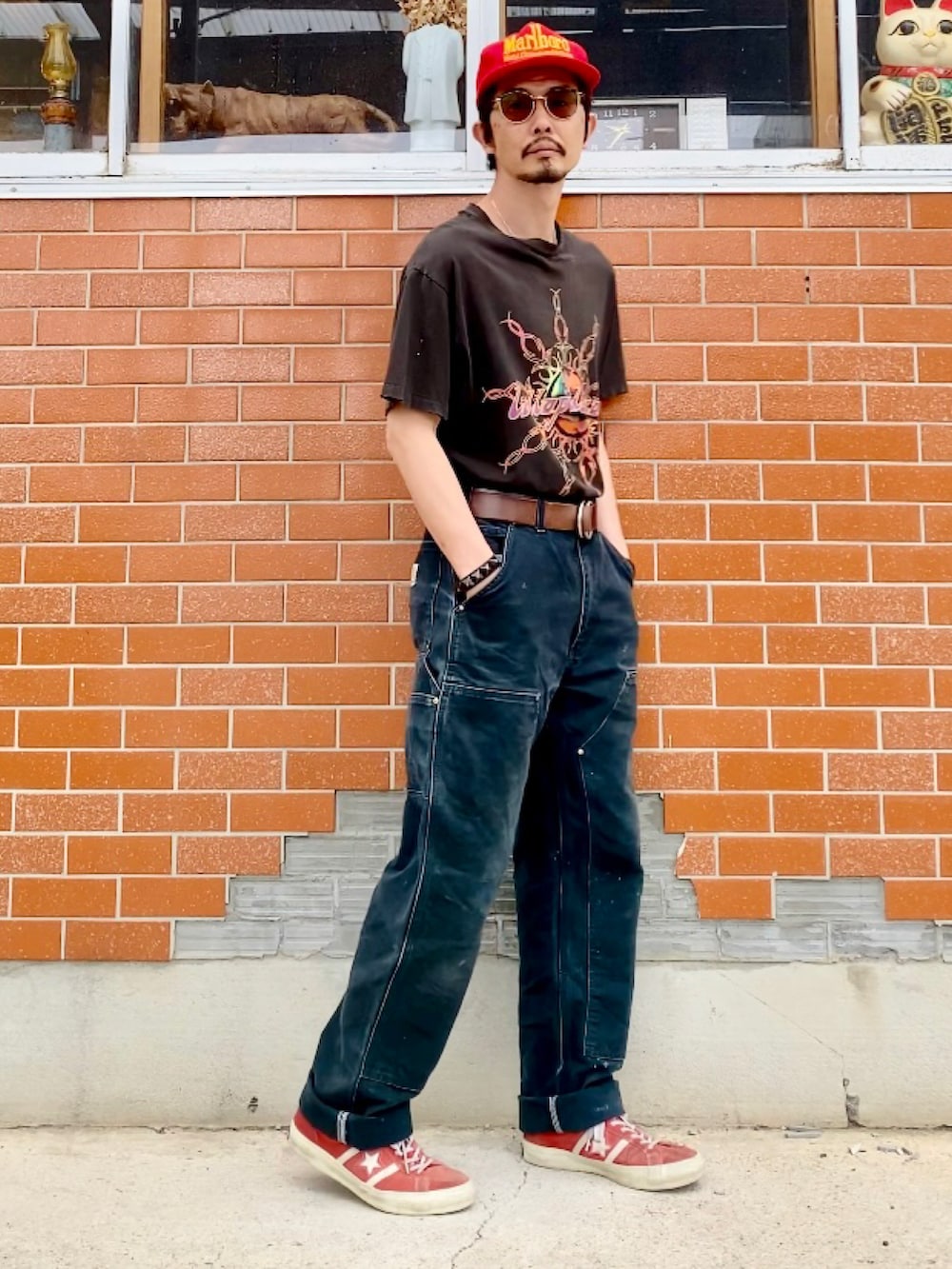 ブラック系のTシャツ/カットソー、ブラック系のその他パンツ、レッド系のスニーカーを着用したメンズの夏コーディネートの2枚目の写真