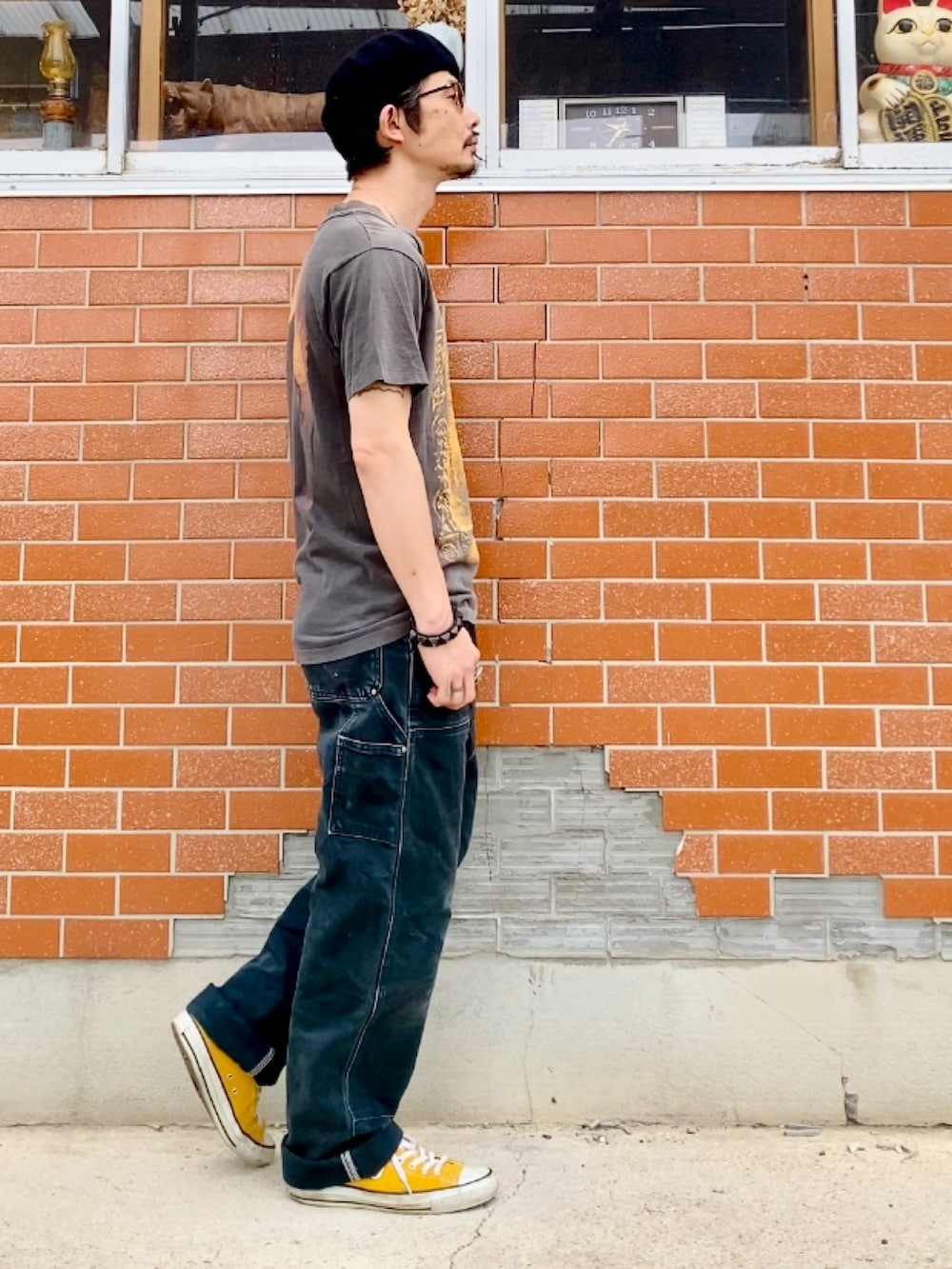 グレー系のTシャツ/カットソー、ブラック系のその他パンツ、イエロー系のスニーカーを着用したメンズの夏コーディネートの3枚目の写真