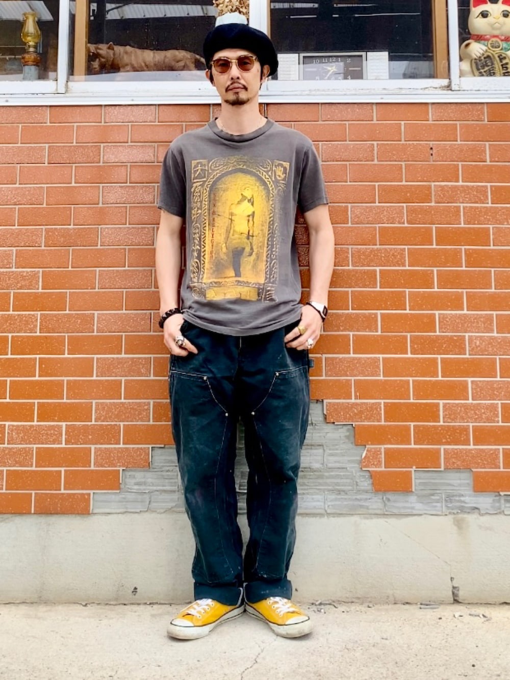 グレー系のTシャツ/カットソー、ブラック系のその他パンツ、イエロー系のスニーカーを着用したメンズの夏コーディネートの5枚目の写真