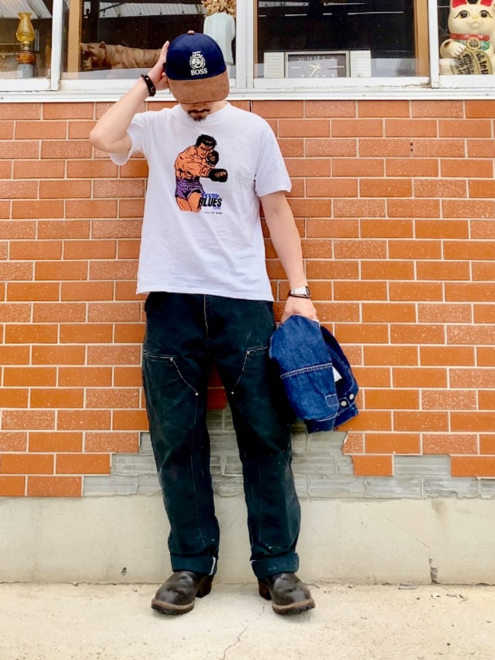 ブルー系のデニムジャケット、ホワイト系のTシャツ/カットソー、ブラック系のその他パンツを着用したメンズの夏コーディネートの4枚目の写真