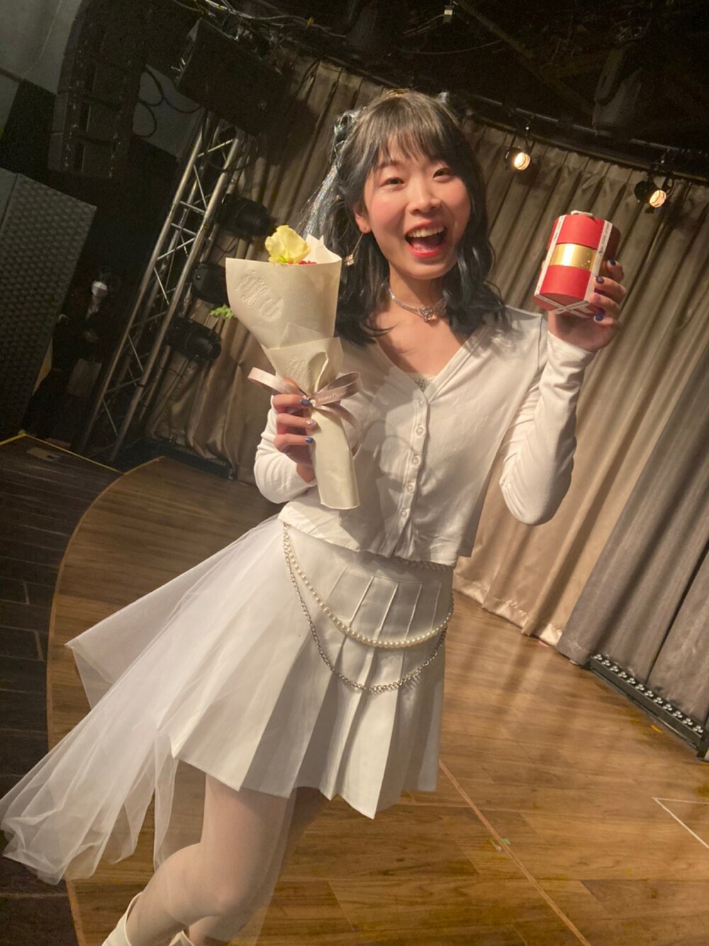 「SHOPLISTのアイテム（スカート、ホワイト系）」を使った、ぺいさん（レディース・163cm）の秋コーディネートの2枚目の写真