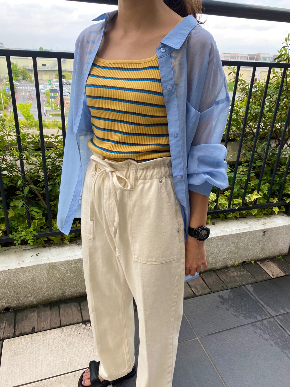 ホワイト系のその他パンツ、イエロー系のTシャツ/カットソー、ブルー系のシャツ/ブラウスを着用したレディースの春コーディネートの2枚目の写真