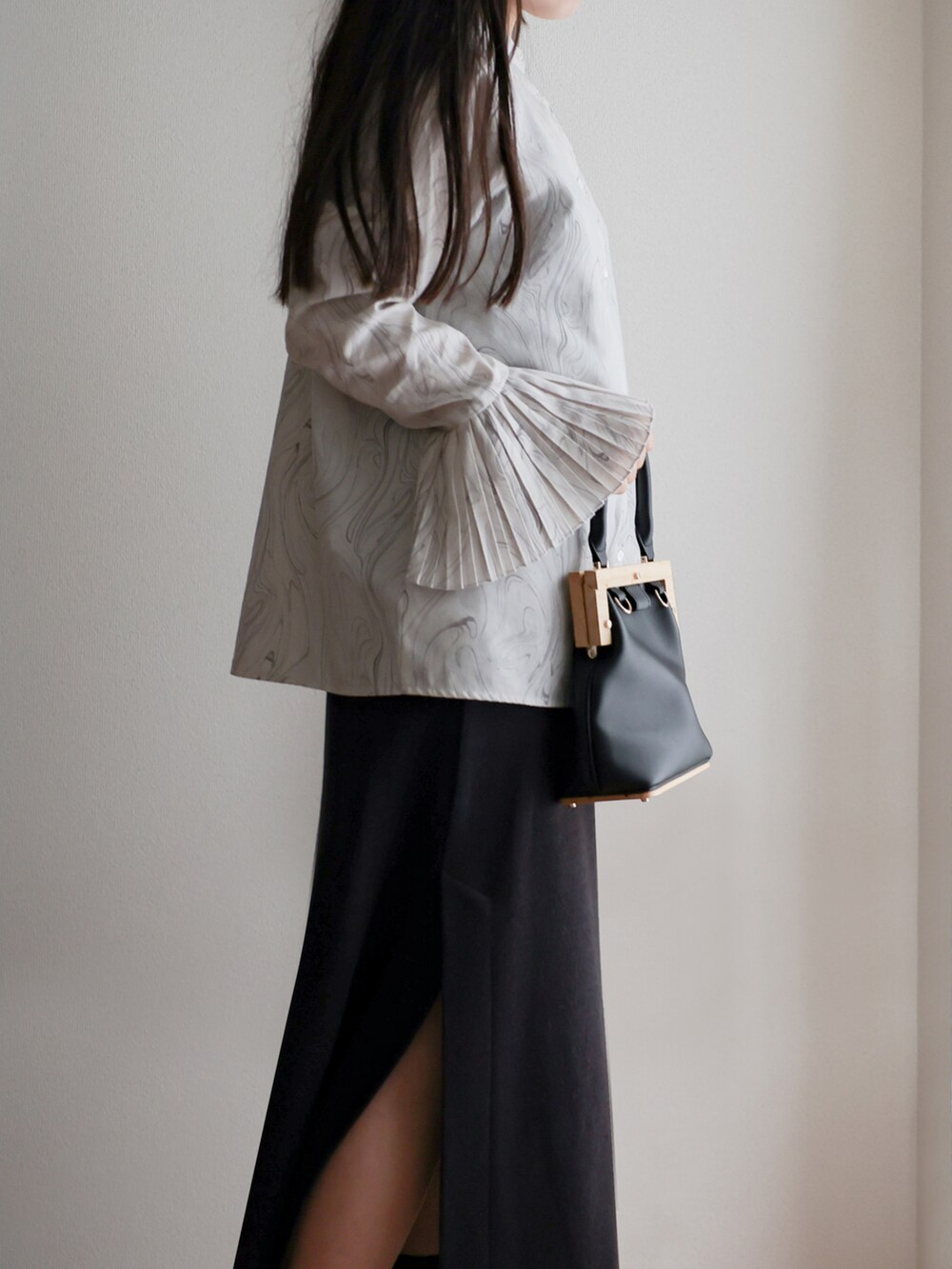 グレー系のシャツ/ブラウス、ブルー系のジャンパースカートを着用したレディースの春コーディネートの2枚目の写真