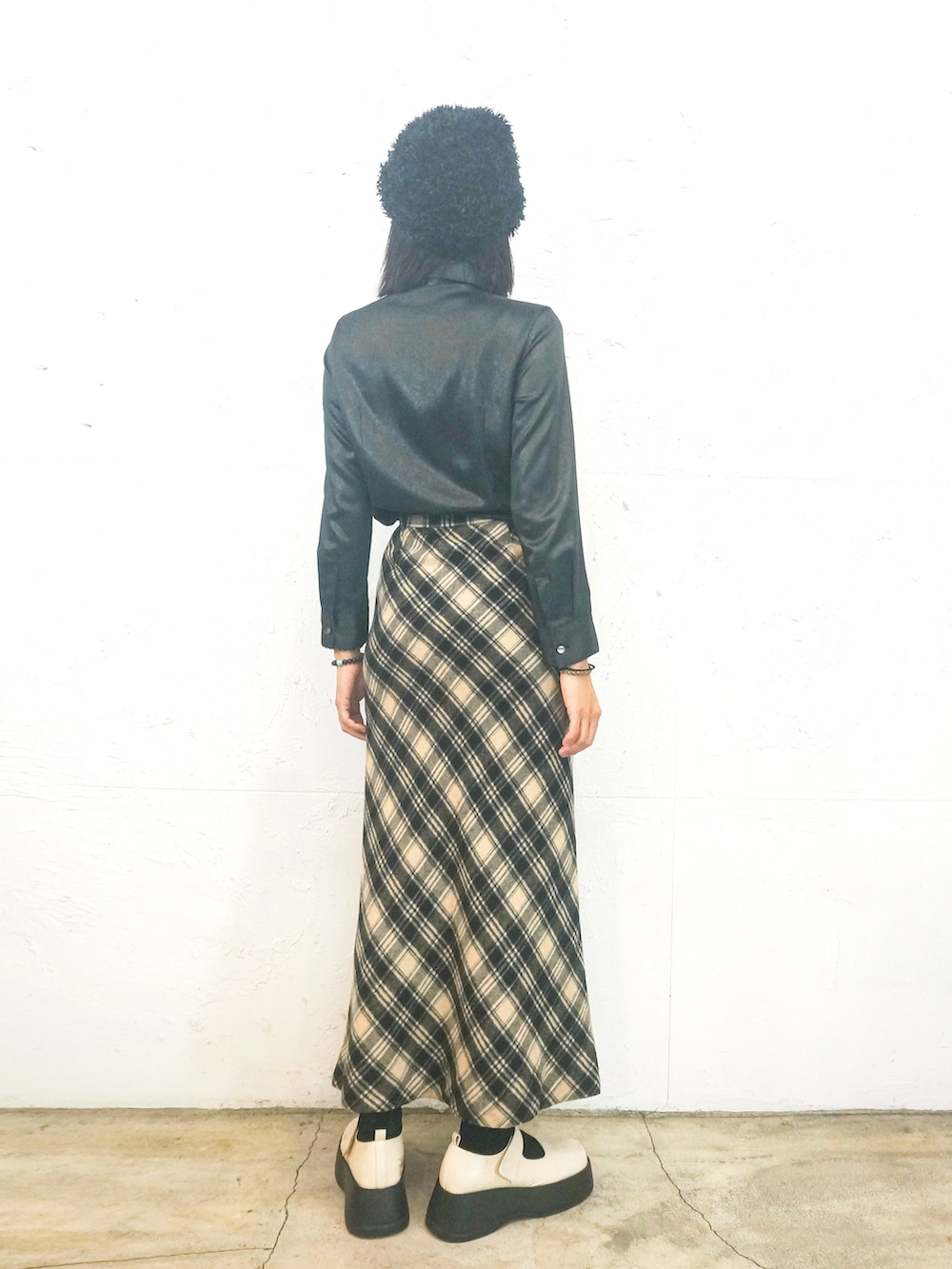 「春、春服コーデ、vintage、Vintage mix、ootd、古着MIX、古着、古着コーデ」｜「三八計のアイテム（シャツ/ブラウス、ブラック系）」を使った、Amanさん（レディース・164cm）の冬コーディネートの4枚目の写真