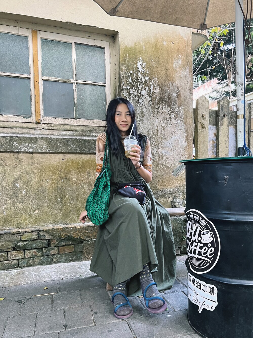 その他のジャケット/アウター、ブラック系のワンピースを着用したレディースの秋コーディネートの2枚目の写真