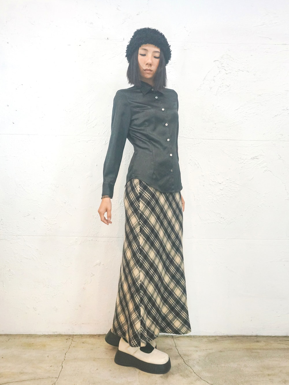 「春、春服コーデ、vintage、Vintage mix、ootd、古着MIX、古着、古着コーデ」｜「三八計のアイテム（シャツ/ブラウス、ブラック系）」を使った、Amanさん（レディース・164cm）の冬コーディネートの2枚目の写真