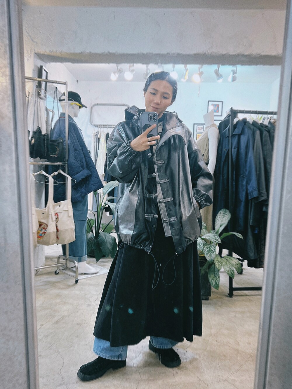 シルバー系のジャケット/アウターを着用したレディースの冬コーディネートの2枚目の写真