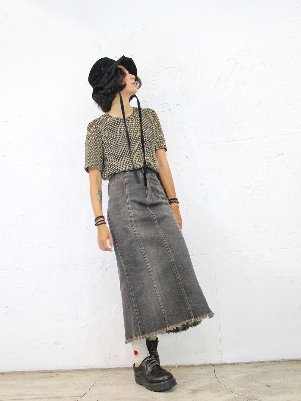 ブラウン系のTシャツ/カットソー、ブルー系のジャケット/アウター、グレー系のデニムスカートを着用したレディースの秋コーディネートの3枚目の写真