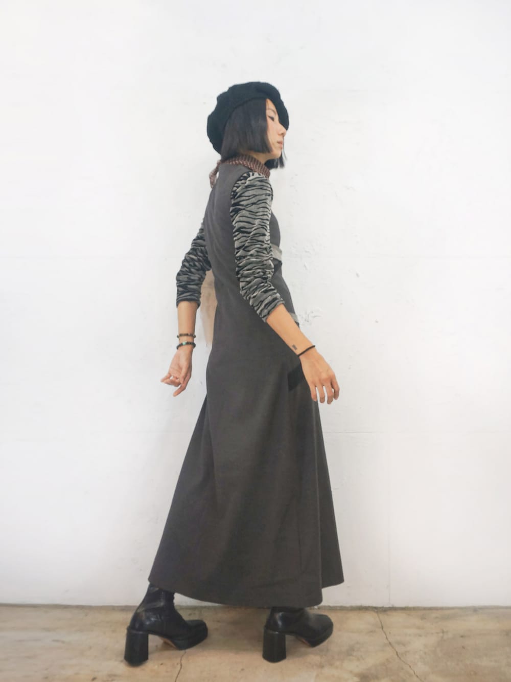 「冬コーデ、秋冬、ootd、古着MIX」｜「Amanのアイテム（ニットキャップ/ビーニー、ブラック系）」を使った、Amanさん（レディース・164cm）の秋コーディネートの3枚目の写真