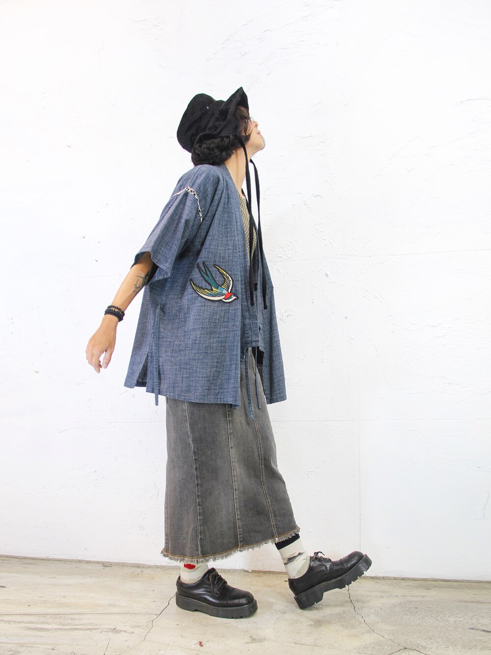 ブラウン系のTシャツ/カットソー、ブルー系のジャケット/アウター、グレー系のデニムスカートを着用したレディースの秋コーディネートの2枚目の写真