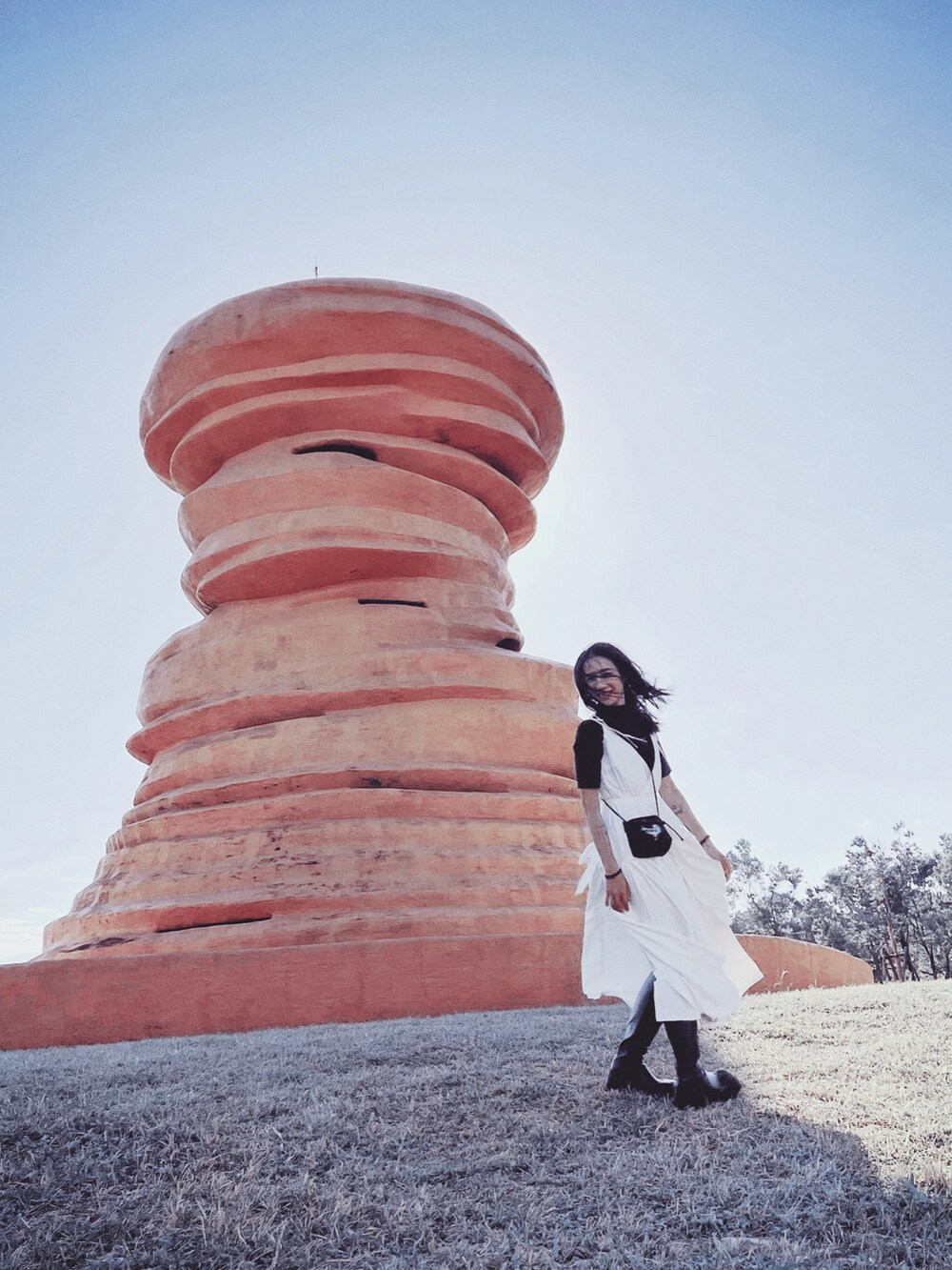 ホワイト系のワンピース、ブラック系のトップス、ブラック系のバッグを着用したレディースの秋コーディネートの4枚目の写真