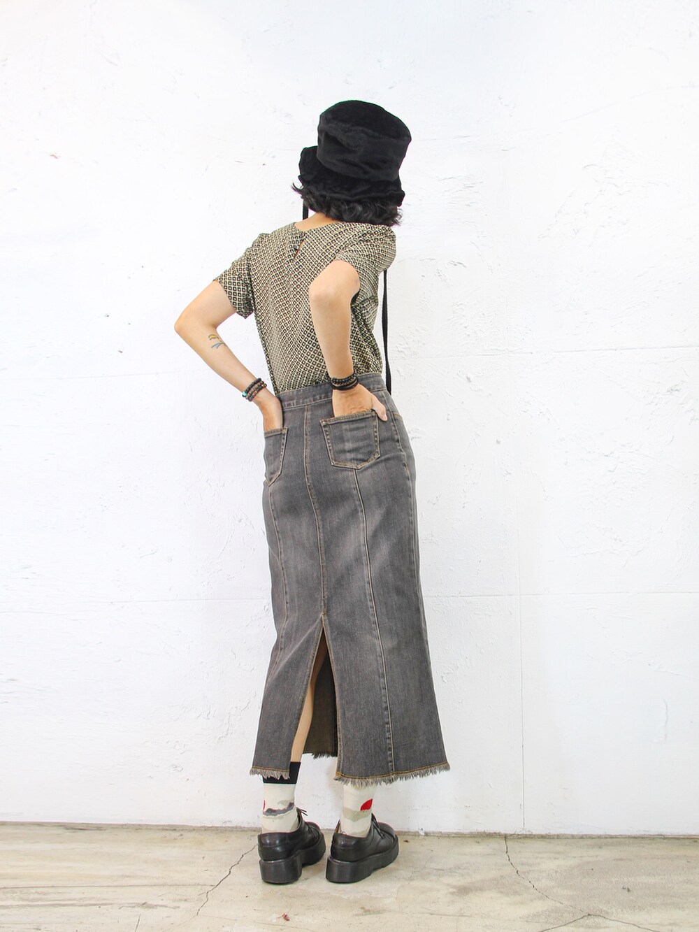 ブラウン系のTシャツ/カットソー、ブルー系のジャケット/アウター、グレー系のデニムスカートを着用したレディースの秋コーディネートの4枚目の写真