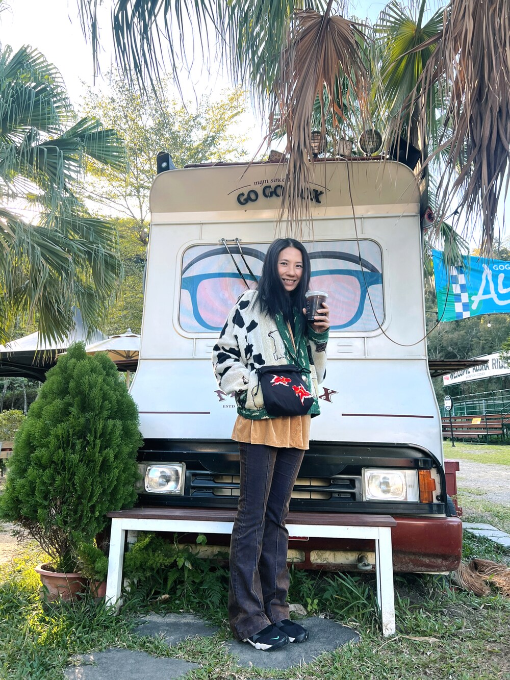 その他のジャケット/アウター、ブラウン系のパンツ、ブラック系のバッグを着用したレディースの秋コーディネートの2枚目の写真