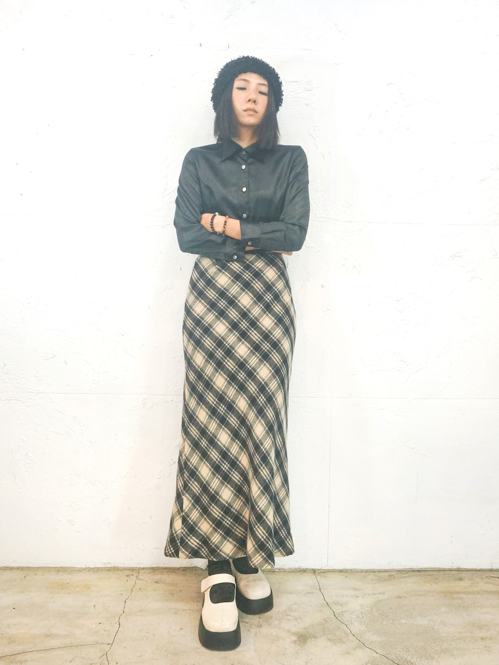 「春、春服コーデ、vintage、Vintage mix、ootd、古着MIX、古着、古着コーデ」｜「三八計のアイテム（シャツ/ブラウス、ブラック系）」を使った、Amanさん（レディース・164cm）の冬コーディネートの3枚目の写真