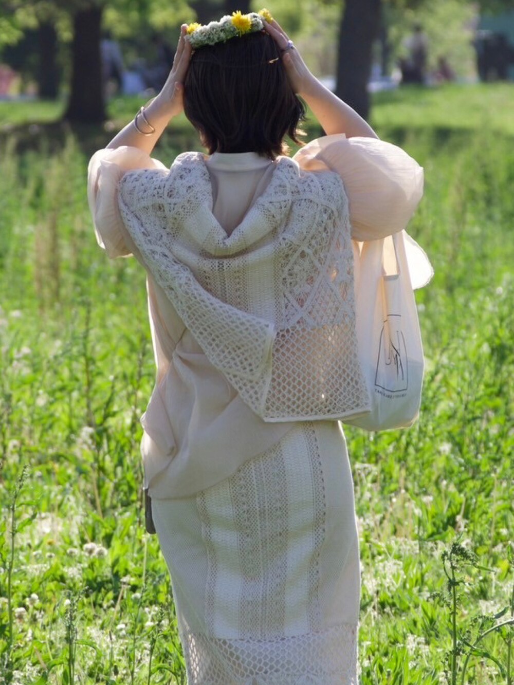 「春、おでかけコーデ、休日コーデ、淡色コーデ、淡色女子、ワントーンコーデ、コットンレース、セットアップ、シア―ブラウス、低身長コーデ、153cmコーデ」｜「eaphiのアイテム（スカート、ホワイト系）」を使った、こもさん（レディース・153cm）の春コーディネートの3枚目の写真