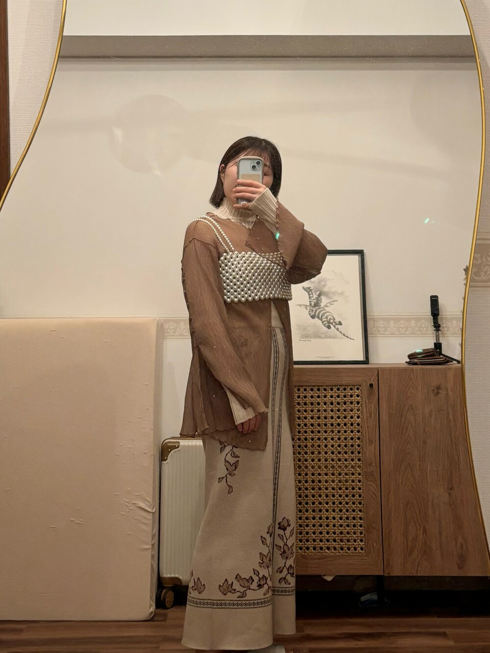 「着回しコーデ、淡色女子、淡色コーデ、淡色女子と繋がりたい、低身長コーデ、153cmコーデ、レイヤードスタイル、レイヤード、ブラウンコーデ、ベージュコーデ、ニットスカート、パールビスチェ、シア―ブラウス」｜「eaphiのアイテム（スカート、ベージュ系）」を使った、こもさん（レディース・153cm）の冬コーディネートの2枚目の写真